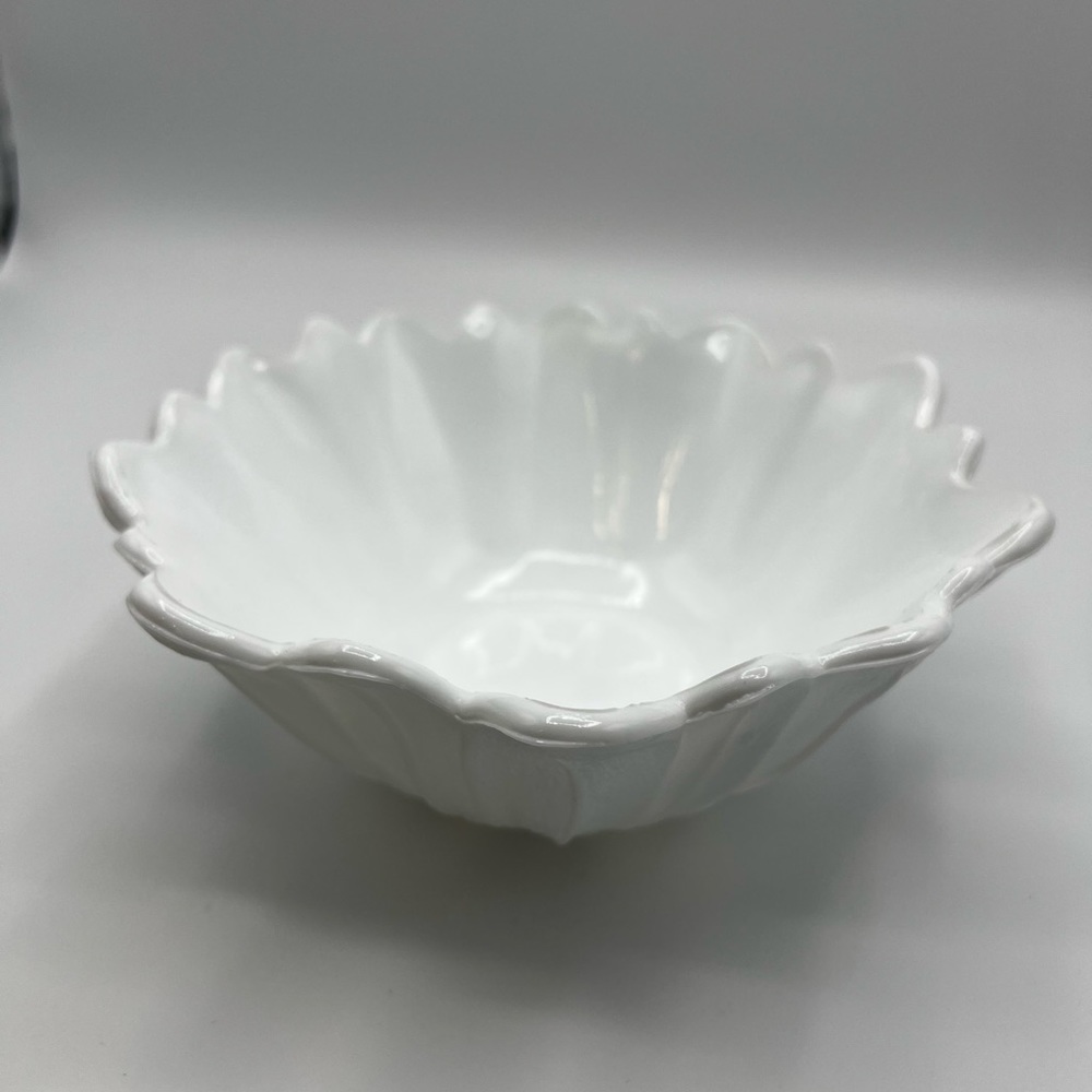 Vintage Indiana Milk glass Lily Pons Sunflower Serving Bowl 7 inch Diameter